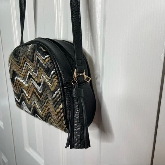 Mellow World "Vicky" Woven Chevron Design Tassel Detailed Crossbody Bag - Picture 4 of 10